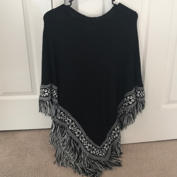 Black & White Frayed-end poncho - Picture 1 of 2